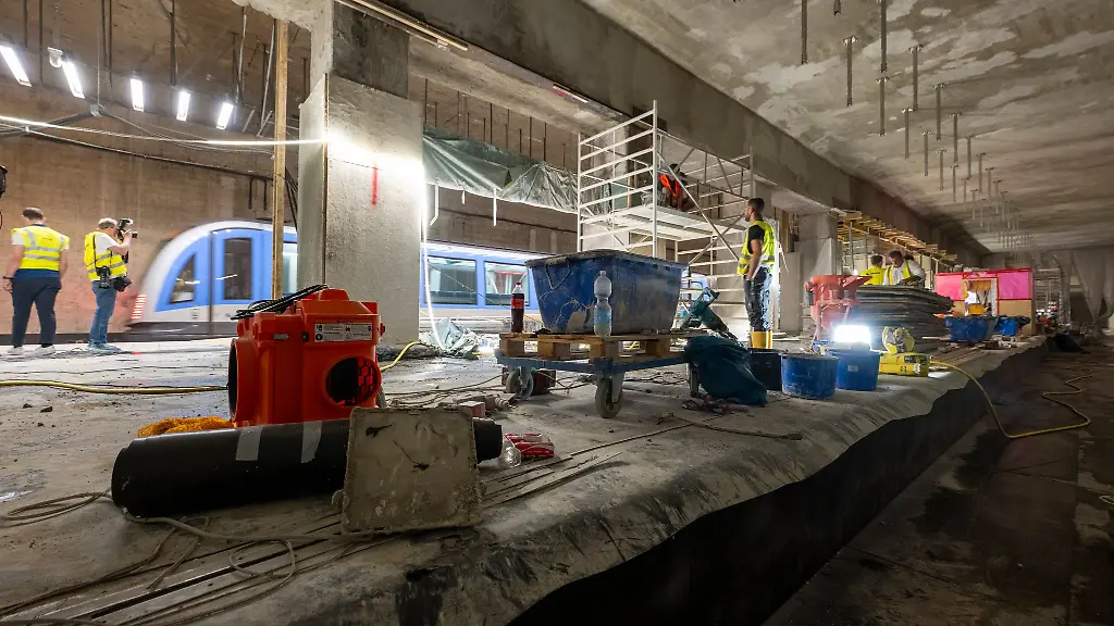 In-der-Haltestelle-Goetheplatz-muessen-Bauschaeden-beseitigt-werden