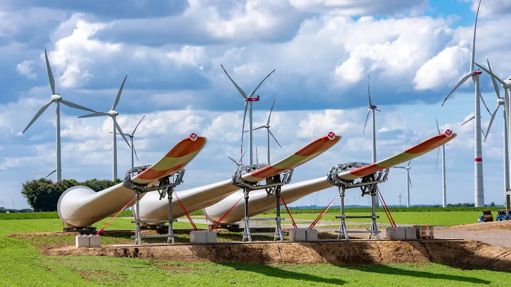 Baustelle-fuer-die-Erweiterung-des-Windpark-Loevenich-im-Rheinischen-Braunkohlerevier-oestlich-von-Erkelenz-4-Vestas-V162-Windenergieanlagen-mit-einer-Leistung-von-5-6-MW-werden-neu-gebaut-NRW-Deutschland
