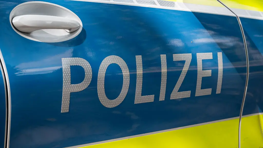Polizei-und-Feuerwehr-waren-wegen-eines-verdaechtigen-Gegenstands-in-einer-Spedition-in-Neu-Ulm-im-Einsatz