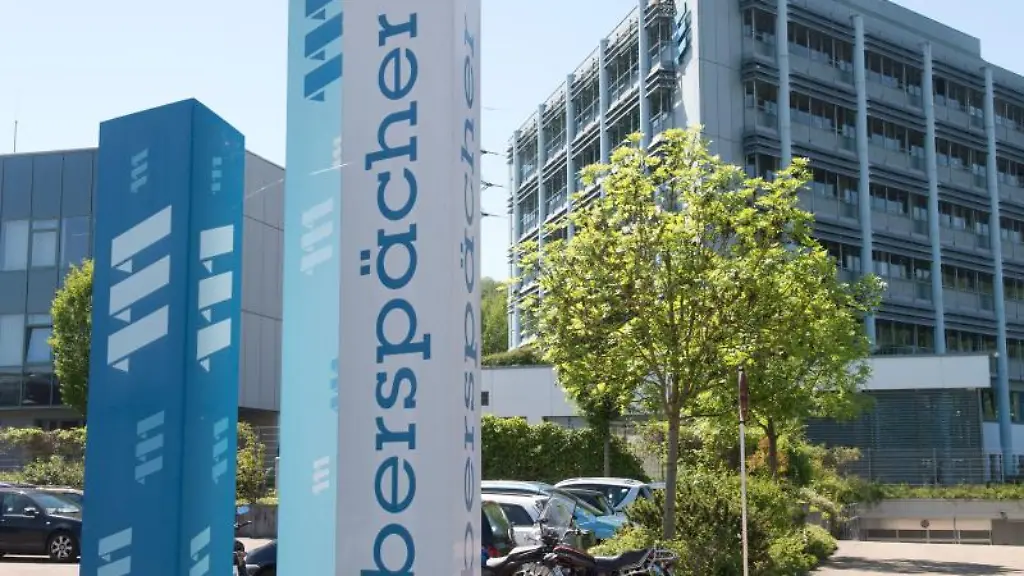 Schilder-stehen-vor-dem-Firmensitz-des-Zulieferers-Eberspaecher