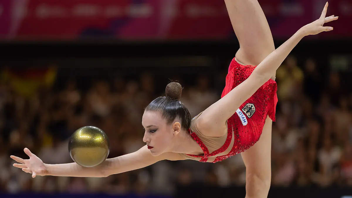 Darja-Varfolomeev-Deutschland-waehrend-ihrer-Uebung-mit-dem-Ball-Weltmeisterschaft-der-Rhythmischen-Sportgymnastik-vom-11-bis-zum-16-August-in-der-Festhalle-in-Frankfurt-am-Main-Qualifikation-Tag-1