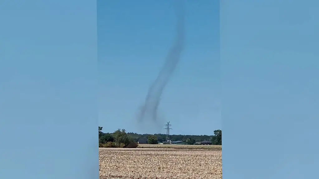 Ein-grosser-Wirbel-ueber-einem-Feld-im-Landkreis-Vechta-hat-am-Montag-auf-den-ersten-Blick-an-einen-Tornado-erinnert
