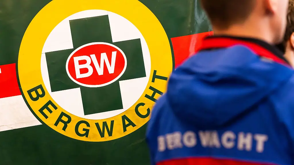 Die-Helfer-der-Bergwacht-retteten-die-gestuerzte-Touristin
