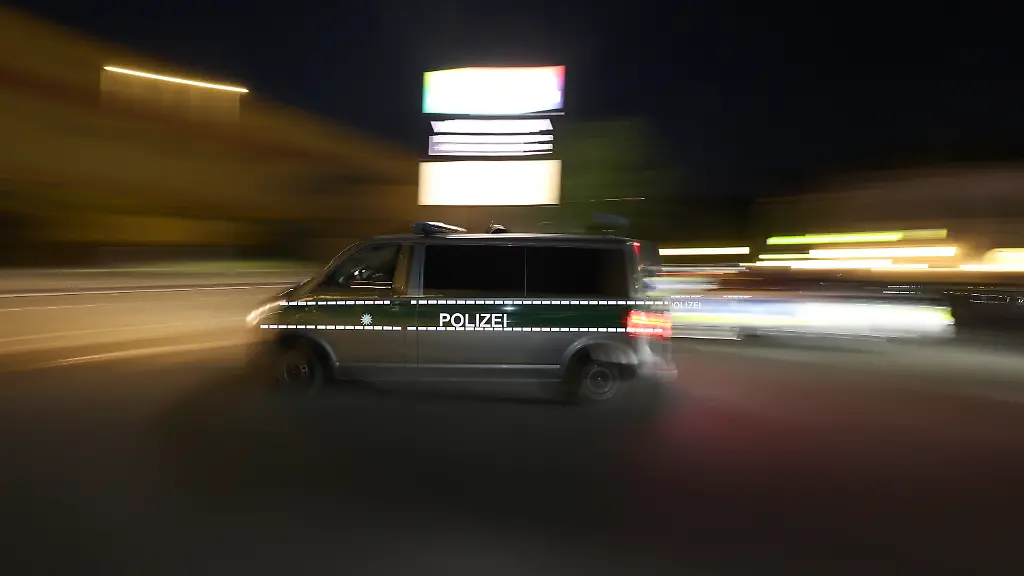 ARCHIV-14-07-2026-Bayern-Wuerzburg-Ein-Polizeiauto-faehrt-zum-Einsatz