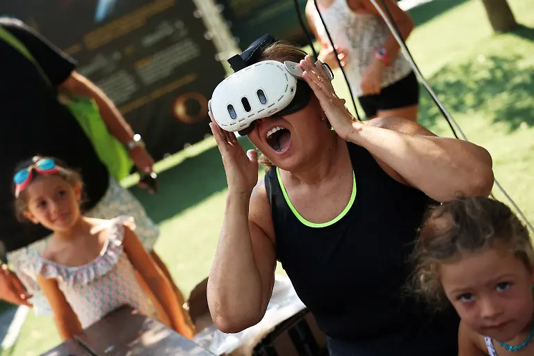 Angela-Cordoba-reacts-as-she-wears-virtual-reality-goggles-next-to-her-grandchildren-Gadea-3-and-Giulia-6-as-they-attend-an-eclipse-watch-party-on-the-day-of-a-total-solar-eclipse-in-Buitrago-del-Lozoya-Spain-August-12-2026