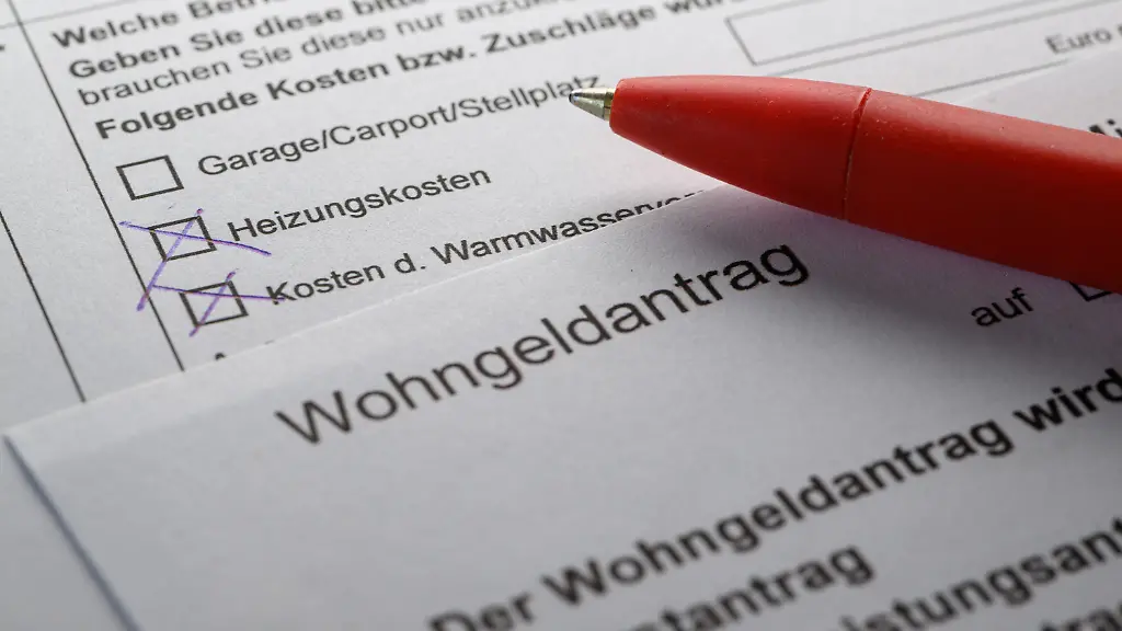 ARCHIV-11-08-2022-Sachsen-Anhalt-Dresden-Ein-Stift-liegt-auf-einem-Wohngeldantrag-auf-einem-Tisch-gestellte-Szene
