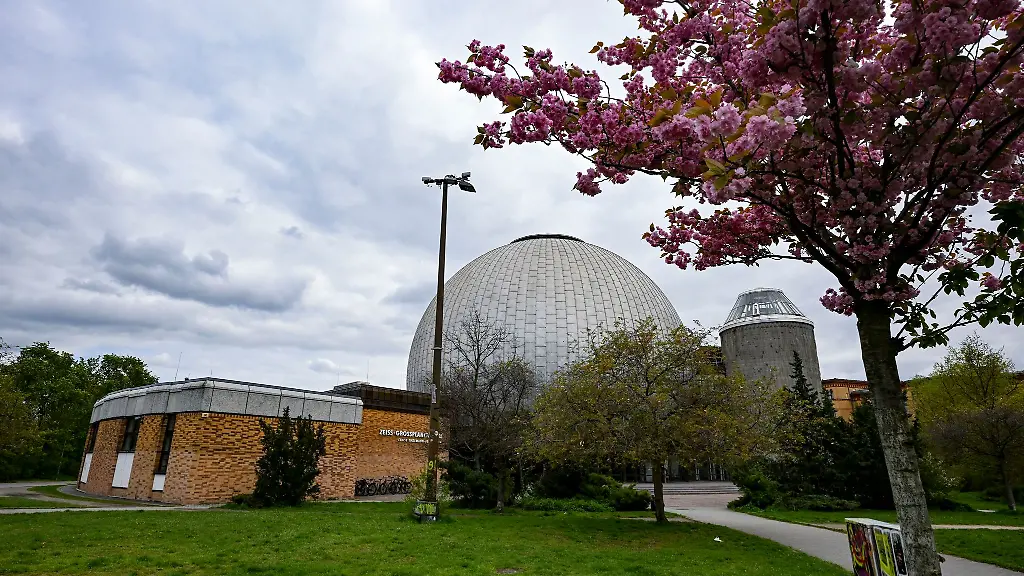 Das-Planetarium-warb-mit-Brillen-fuer-die-partielle-Sonnenfinsternis