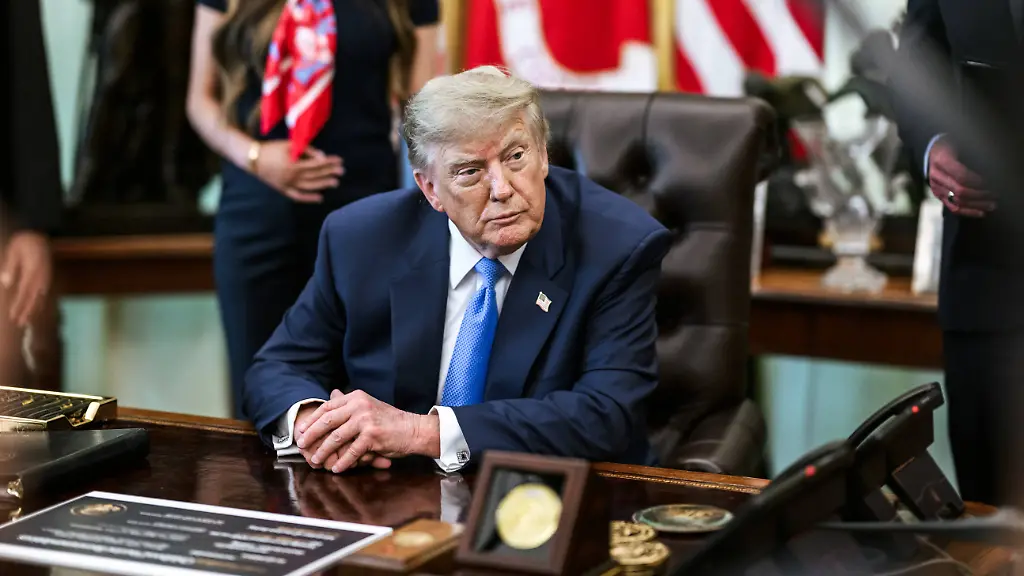 President-Donald-J-Trump-signs-an-Executive-Order-regarding-childhood-vaccines-President-Donald-J-Trump-signs-an-Executive-Order-regarding-childhood-vaccines-in-the-Oval-Office-Monday-August-10-2026