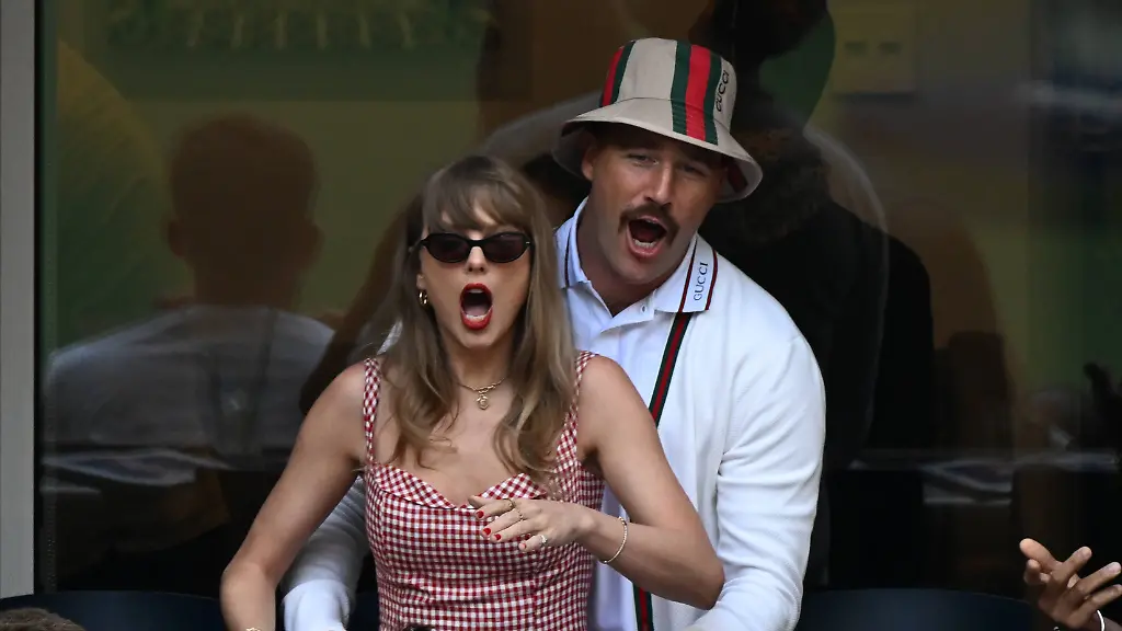 Bilder-des-Jahres-2024-Entertainment-09-September-Entertainment-Themen-der-Woche-KW36-FLUSHING-NY-SEPTEMBER-08-Taylor-Swift-and-Travis-Kelce-are-seen-watching-Jannik-Sinner-Vs-Taylor-Fritz-during-the-mens-singles-finals-on-Arthur-Ashe-Stadium-at-the-USTA-Billie-Jean-King-National-Tennis-Center-on-September-8-2024-in-Flushing-Queens