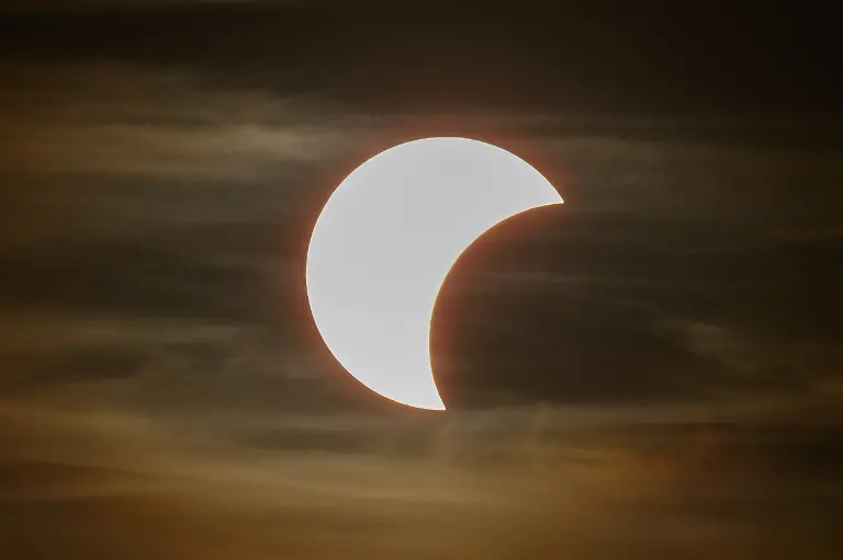 Der-Beginn-einer-partiellen-Sonnenfinsternis-ist-am-Himmel-ueber-Dresden-zu-sehen-Wenn-am-Abend-die-partielle-Sonnenfinsternis-ueber-Deutschland-zu-sehen-ist-herrschen-zu-dieser-Zeit-fast-ueberall-auch-optimale-Wetterbedingungen-um-sie-zu-beobachten-hiess-es-vom-Deutschen-Wetterdienst
