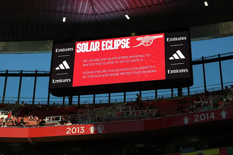 Soccer-Football-Pre-Season-Friendly-Arsenal-v-Como-Emirates-Stadium-London-Britain-August-12-2026-General-view-inside-the-stadium-before-the-match-as-the-big-screen-shows-a-safety-protocol-to-fans-during-the-solar-eclipse-Action-Images-via-Reuters-Paul-Childs
