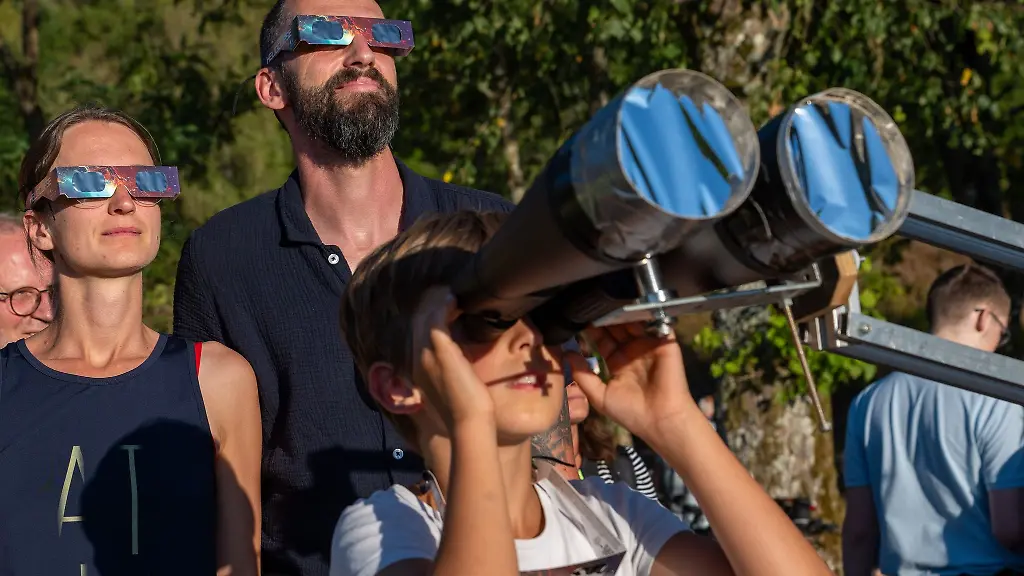 Die-Sonnenfinsternis-zog-auch-in-Rheinland-Pfalz-die-Menschen-in-ihren-Bann