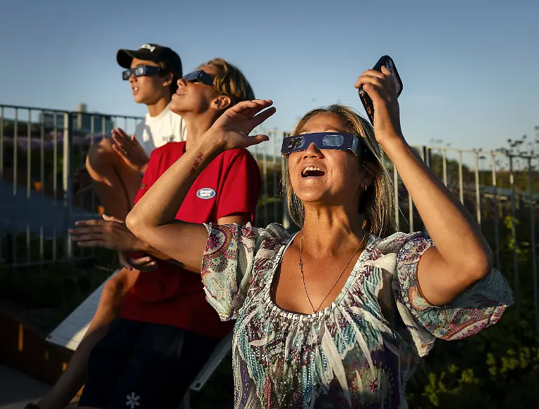 2026-08-12-20-12-13-AMSTERDAM-Interessierte-Zuschauer-beobachten-eine-partielle-Sonnenfinsternis-auf-der-Dachterrasse-des-Wissenschaftsmuseums-NEMO-In-den-Niederlanden-verschwinden-fast-90-Prozent-der-Sonne-hinter-dem-Mond