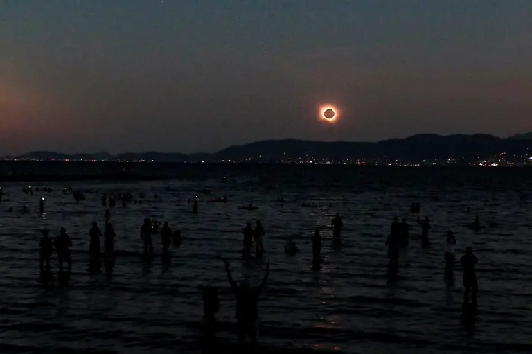 The-diamond-ring-effect-appears-as-the-moon-moves-across-the-sun-during-a-total-solar-eclipse-as-seen-from-El-Arenal-beach-in-Mallorca-Spain-August-12-2026