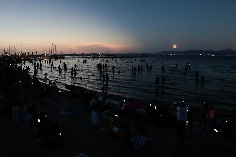 The-diamond-ring-effect-appears-as-the-moon-moves-across-the-sun-during-a-total-solar-eclipse-as-seen-from-El-Arenal-beach-in-Mallorca-Spain-August-12-2026