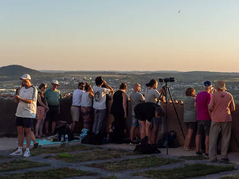 Rottenburg-am-Neckar-partielle-Sonnenfinsternis-in-Deutschland-am-12-08-2026-Menschen-beobachten-die-Sonnenfinsternis-auf-der-Wurmlinger-Kapelle-partielle-Sonnenfinsternis-in-Deutschland-am-12-08-2026-Rottenburg-am-Neckar-Partial-solar-eclipse-in-Germany-on-August-12-2026