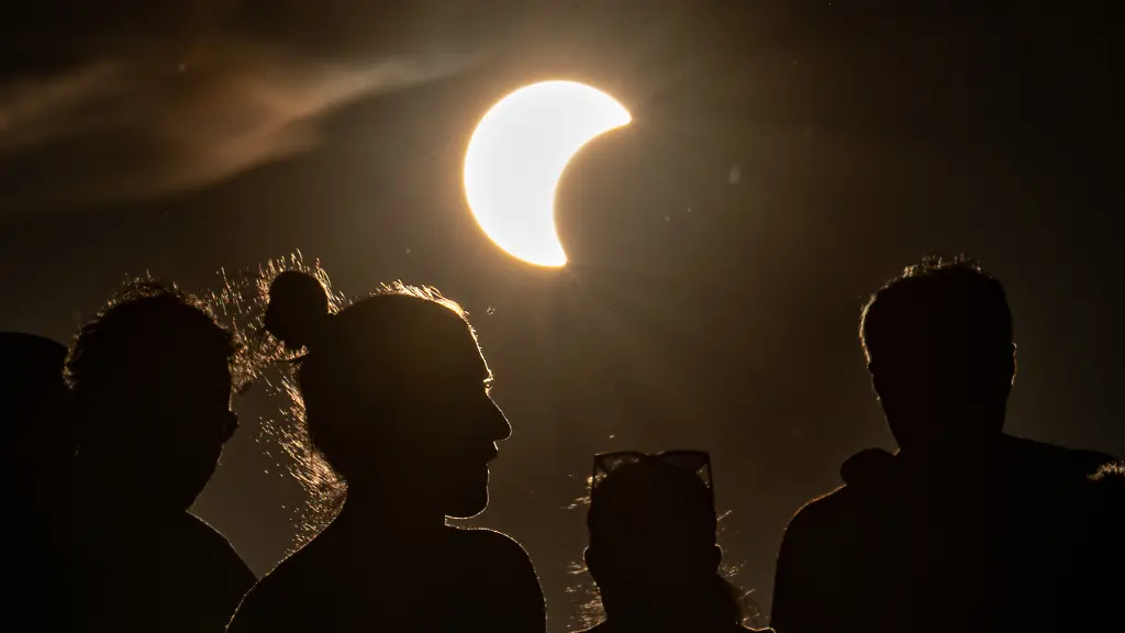 Menschen-beobachten-die-partielle-Sonnenfinsternis-vom-Feldberg-in-Hessen-aus-Wenn-am-Abend-die-partielle-Sonnenfinsternis-ueber-Deutschland-zu-sehen-ist-herrschen-zu-dieser-Zeit-fast-ueberall-auch-optimale-Wetterbedingungen-um-sie-zu-beobachten-hiess-es-vom-Deutschen-Wetterdienst
