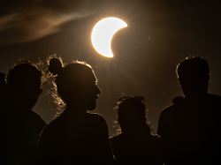 „Das ist magisch“: Sonnenfinsternis sorgt für zwei Minuten Dunkelheit über Europa