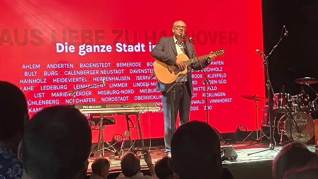 Fuer-die-SPD-in-Hannover-an-der-Gitarre-Bremens-Buergermeister-Andreas-Bovenschulte