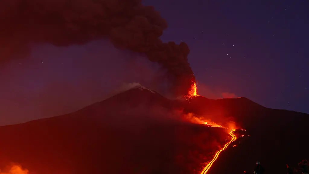 August-11-2026-Catania-Italy-A-new-eruptive-vent-has-opened-in-the-Valle-del-Bove-on-Mount-Etna-at-an-elevation-of-about-1-900-meters-amid-renewed-volcanic-activity-that-has-produced-ash-and-disrupted-air-travel-in-eastern-Sicily-Catania-Airport-one-of-Italy-s-busiest-airports-has-faced-repeated-flight-restrictions-and-cancellations-in-recent-days-because-of-volcanic-ash-while-the-ash-cloud-has-also-affected-flights-to-and-from-neighboring-Malta