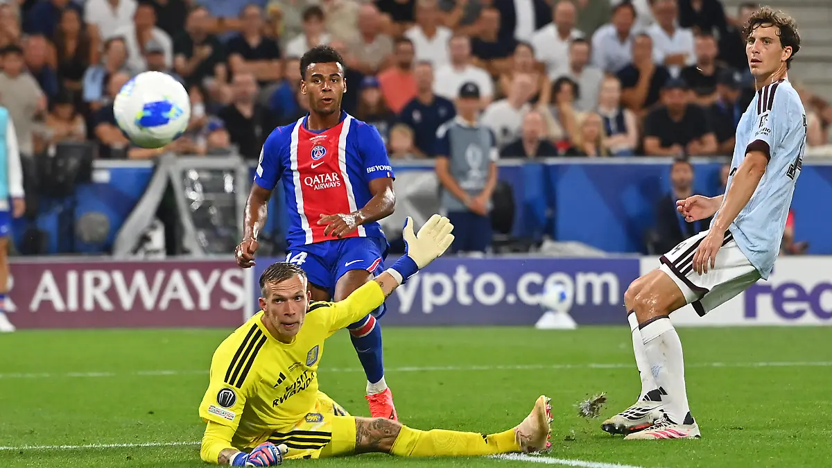 Tor-goal-Desire-DOUE-PSG-zum-2-1-Aktion-Torschuss-gegen-Torwart-goalkeeper-Marco-Bizot-Aston-Villa-re-Pau-TORRES-Aston-Villa-Fussball-UEFA-Super-Cup-2026-Paris-Saint-Germain-PSG-Aston-Villa-am-12-08-2026-Red-Bull-Arena-Salzburg-SVEN-SIMON-Fotoagentur-GmbH-Co-Pressefoto-KG-Seidlhofstr-10-85540-Haar-GLS-Bank-IBAN-DE75-4306-0967-4030-0251-00-BIC-GENODEM1GLS-www-svensimon