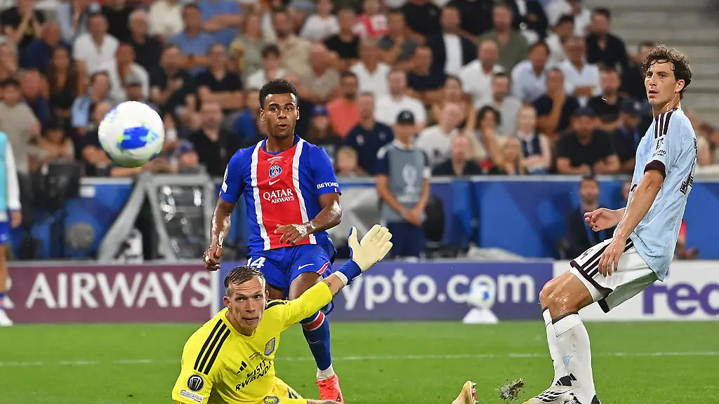 Tor-goal-Desire-DOUE-PSG-zum-2-1-Aktion-Torschuss-gegen-Torwart-goalkeeper-Marco-Bizot-Aston-Villa-re-Pau-TORRES-Aston-Villa-Fussball-UEFA-Super-Cup-2026-Paris-Saint-Germain-PSG-Aston-Villa-am-12-08-2026-Red-Bull-Arena-Salzburg-SVEN-SIMON-Fotoagentur-GmbH-Co-Pressefoto-KG-Seidlhofstr-10-85540-Haar-GLS-Bank-IBAN-DE75-4306-0967-4030-0251-00-BIC-GENODEM1GLS-www-svensimon