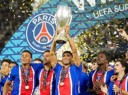 Achraf Hakimi Von PSG Reckte Den Pokal Als Supercup Sieger In Die Hoehe