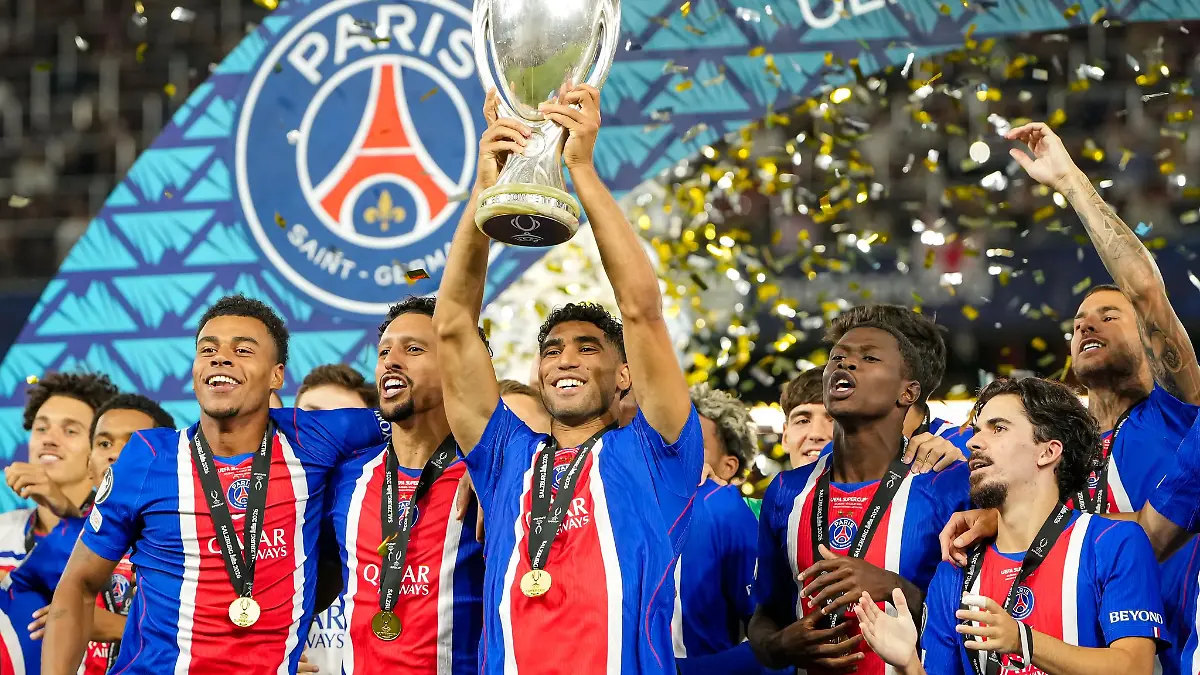 Achraf-Hakimi-von-PSG-reckte-den-Pokal-als-Supercup-Sieger-in-die-Hoehe