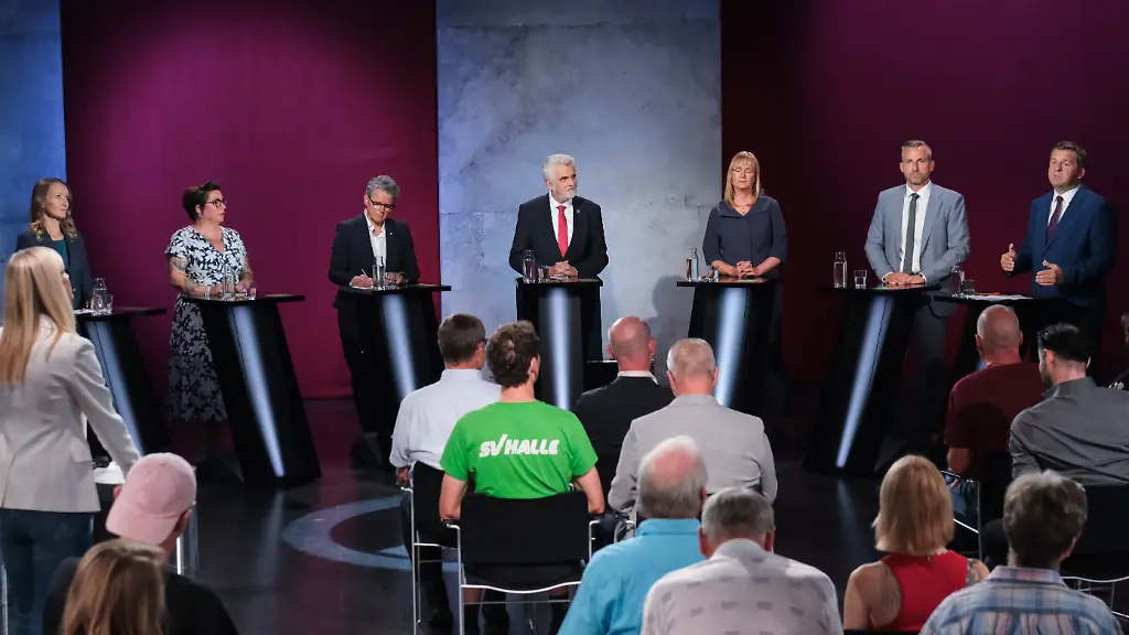 Claudia-Wittig-BSW-Susan-Sziborra-Seidlitz-Buendnis-90-Die-Gruenen-Lydia-Hueskens-FDP-Ministerin-fuer-Infrastruktur-und-Digitales-von-Sachsen-Anhalt-Armin-Willingmann-SPD-Minister-fuer-Wissenschaft-Energie-Klimaschutz-und-Umwelt-des-Landes-Sachsen-Anhalt-Eva-von-Angern-Die-Linke-Ulrich-Siegmund-AfD-und-Sven-Schulze-CDU-Ministerpraesident-von-Sachsen-Anhalt-stehen-im-MDR-Studio-nebeneinander-Dort-fand-die-Sendung-Fakt-ist-statt-In-der-Live-Sendung-beantworteten-die-Spitzenkandidaten-Fragen-aus-dem-Publikum