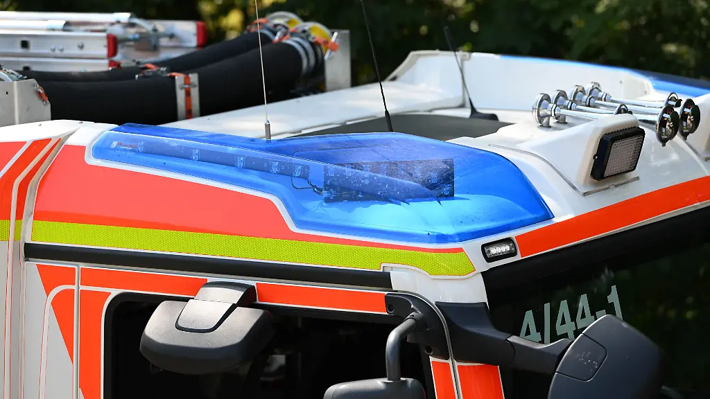 Dichter-Rauch-steigt-ueber-mehreren-Reihenhaeusern-in-der-Pearl-S-Buck-Strasse-in-Goeppingen-auf-Vier-Gebaeude-stehen-am-Dienstagmorgen-in-Vollbrand-Nach-ersten-Informationen-konnten-sich-alle-Bewohner-ins-Freie-retten