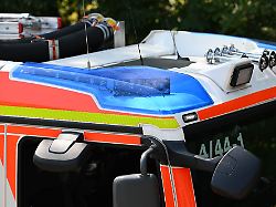 Dorf ohne Strom: Zwei brennende Ställe in einem Ort: Feuerwehrleute verletzt, Kühe tot