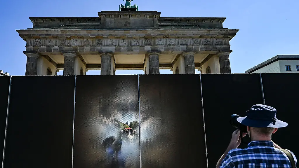 Am-Brandenburger-Tor-in-Berlin-erinnert-eine-Kunstinstallation-an-Mauer-und-Teilung