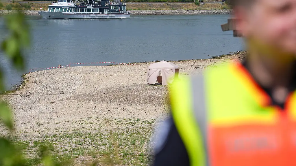 Durch-das-Niedrigwasser-ist-im-Rhein-bei-Koeln-Deutz-juengst-eine-Weltkriegsbombe-gefunden-worden