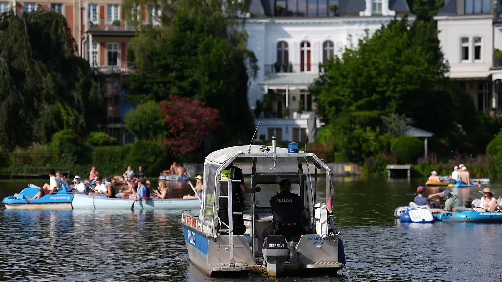 Der-Rondeelteich-ein-Nebengewaesser-der-Alster-ist-bei-Bootsfahrern-beliebt