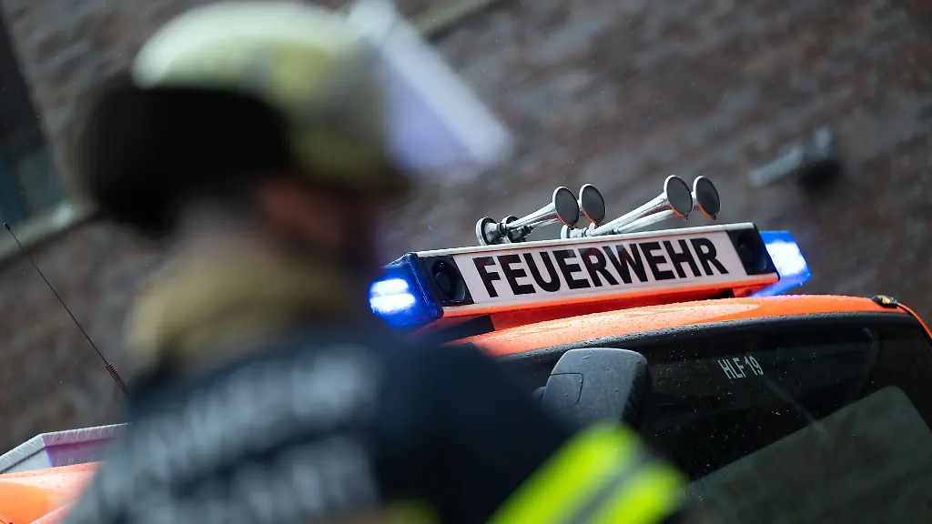 Feuerwehrleute-loeschen-die-Flammen-im-Buero-des-Kindergartens