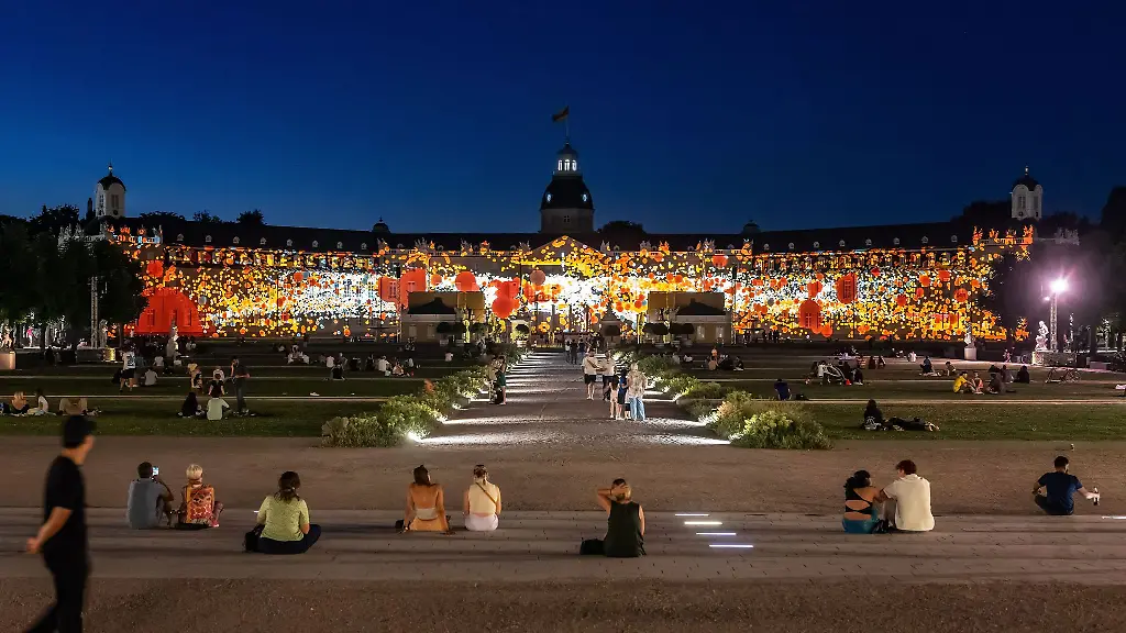 Farben-und-Formen-auf-dem-Karlsruher-Schloss-Die-Projektion-Metabolism-ist-Teil-der-diesjaehrigen-Schlosslichtspiele