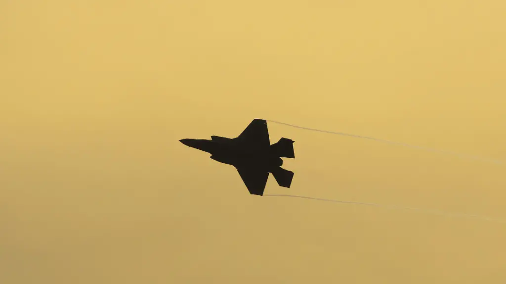 Lockheed-Martin-F-35-Lightning-II-Kampfflugzeug-der-US-Luftwaffe-USAF-Silhouette-im-Flug-bei-Sonnenuntergang-auf-dem-Luftwaffenstuetzpunkt-RAF-Lakenheath-Suffolk-England-Grossbritannien
