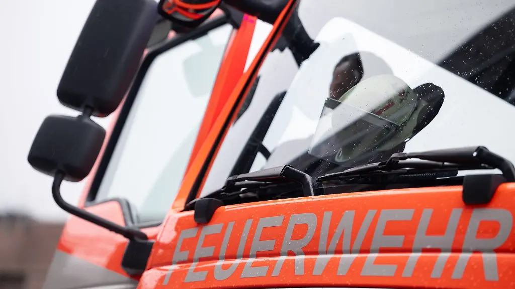 Einsatzkraefte-der-Feuerwehr-kaempfen-gegen-einen-Brand-in-der-Produktionshalle-einer-Fleischfabrik-in-Osnabrueck