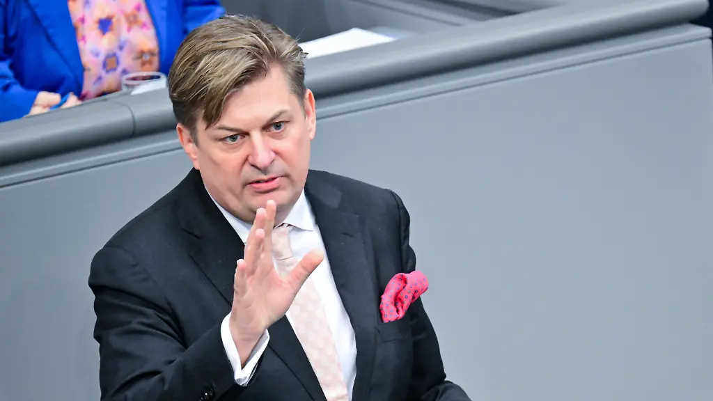Maximilian-Krah-AfD-Mitglied-des-Bundestages-spricht-waehrend-der-60-Sitzung-des-21-Deutschen-Bundestages-zum-Thema-Reform-des-Gemeinsamen-Europaeischen-Asylsystems