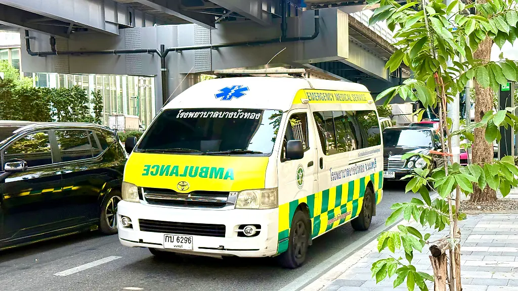Ein-Krankenwagen-faehrt-durch-Bangkok-Am-beliebten-Freedom-Beach-auf-der-thailaendischen-Insel-Phuket-ist-ein-Badeausflug-fuer-einen-deutschen-Touristen-toedlich-geendet