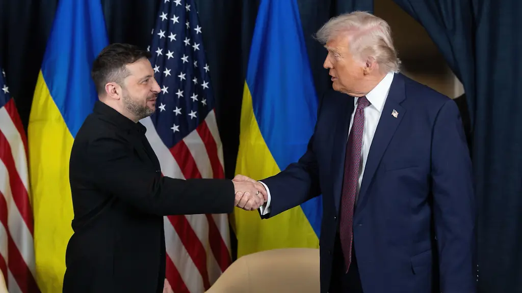 US-Praesident-Donald-Trump-r-schuettelt-dem-ukrainischen-Praesidenten-Wolodymyr-Selenskyj-vor-Beginn-eines-bilateralen-Treffens-am-Rande-des-jaehrlichen-Weltwirtschaftsforums-WEF-die-Hand