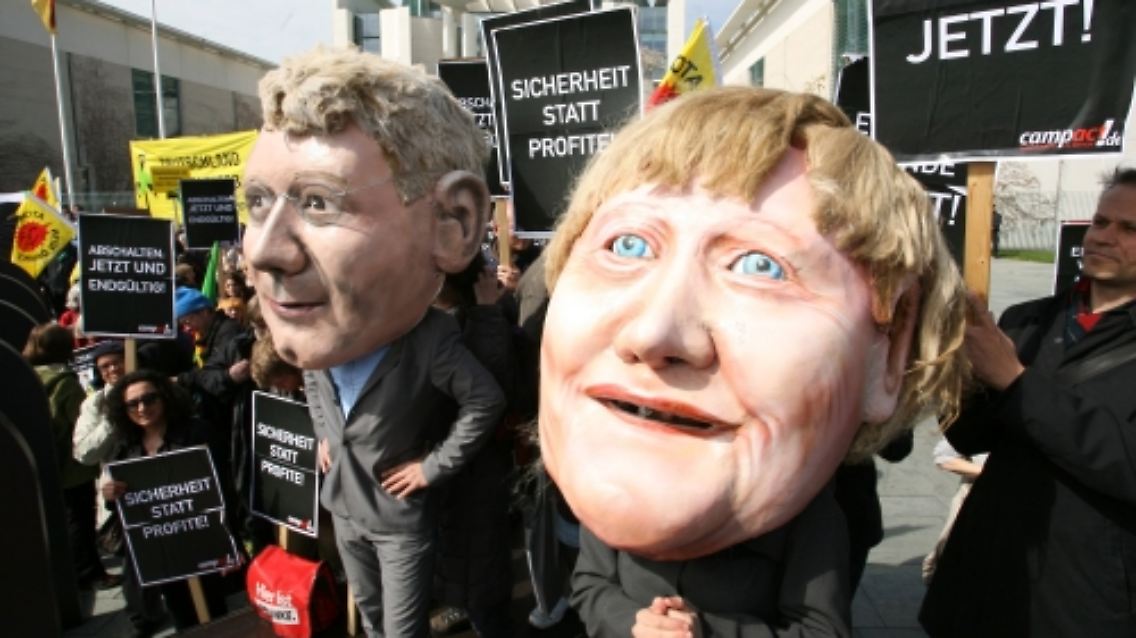 Die Demonstranten vor dem Kanzleramt wollen sofort raus aus der Atomenergie.