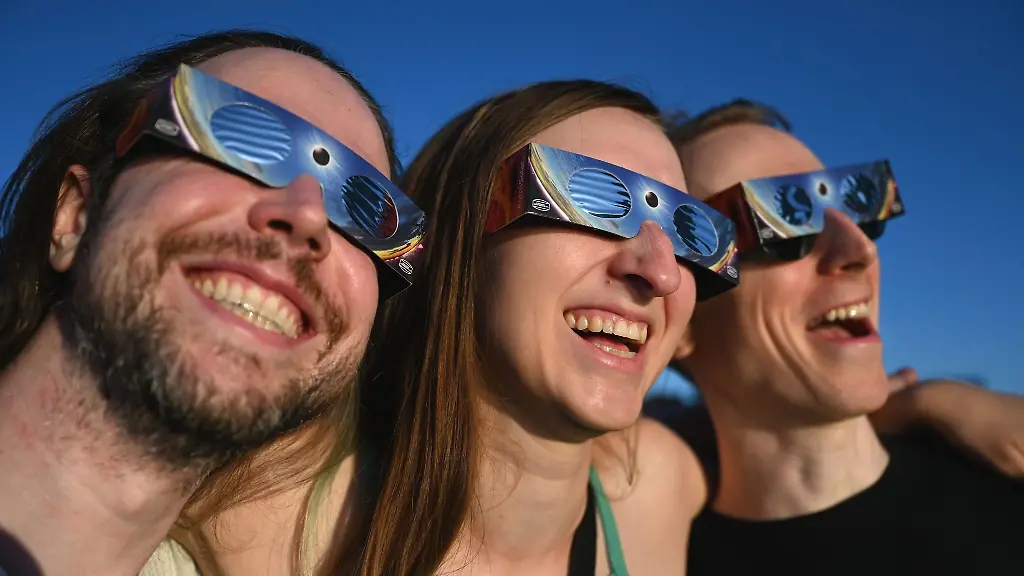 Die-Sonnenfinsternis-Brillen-waren-am-Mittwoch-kaum-noch-zu-bekommen