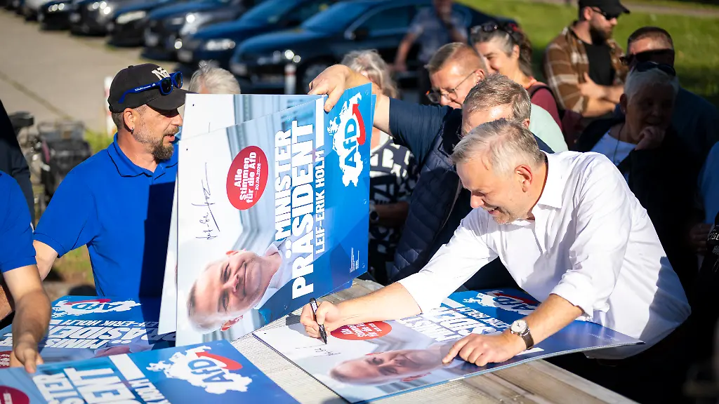 Leif-Erik-Holm-r-AfD-Ministerpraesidentenkandidat-fuer-die-kommende-Landtagswahl-unterschreibt-beim-Wahlkampfauftakt-seiner-Partei-Wahlplakate-fuer-seine-Anhaenger-Die-AfD-in-Mecklenburg-Vorpommern-hat-mit-einer-Kundgebung-in-Stralsund-den-Wahlkampf-eroeffnet