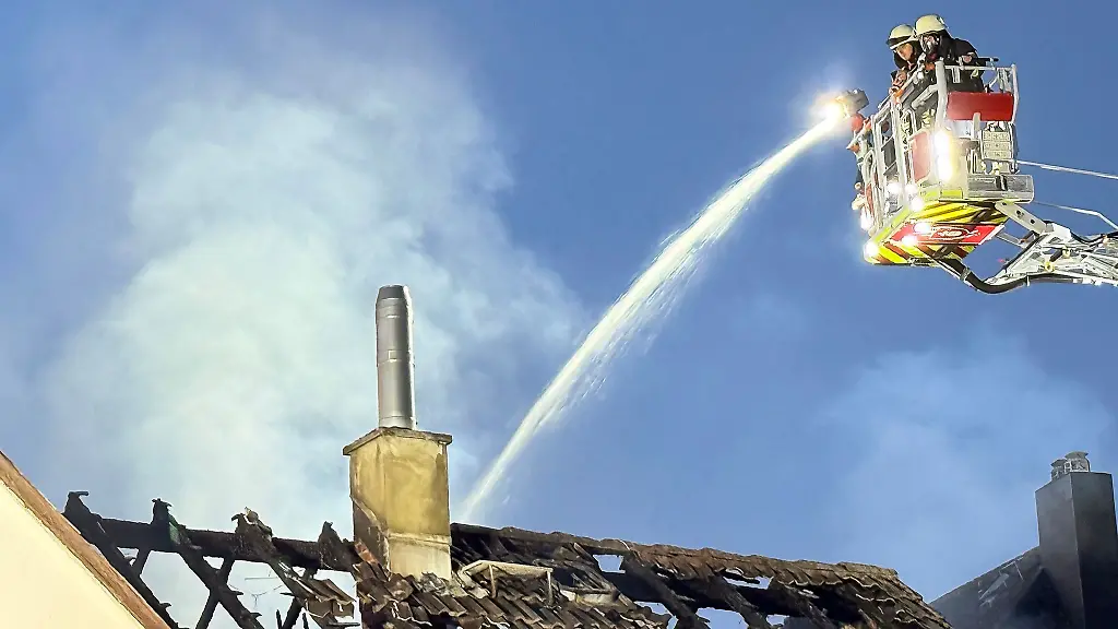 Die-Feuerwehr-loeschte-den-Wohnhausbrand-am-Morgen
