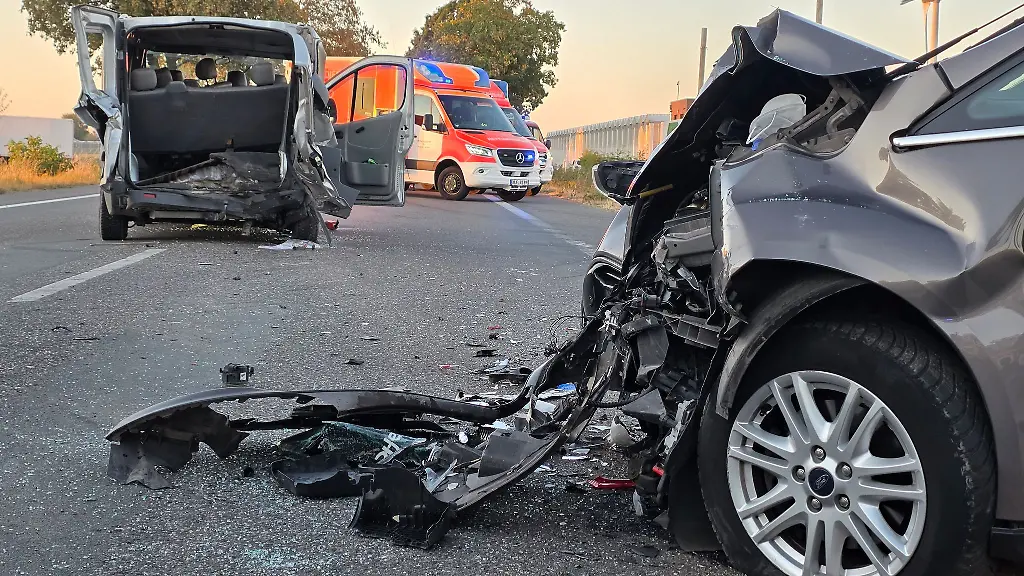 Abbiegeunfall-mit-einem-Kleinbus-Zwei-Menschen-wurden-verletzt