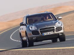 Ein Aufgebockter Porsche Der 2002 Vorgestellte Cayenne Sorgt Maechtig Fuer Irritationen