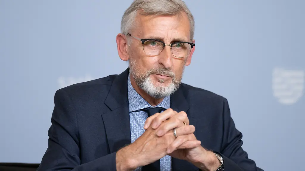 Nach-dem-Drohnenfund-am-Flughafen-Leipzig-Halle-denkt-Innenminister-Armin-Schuster-CDU-ueber-einen-Sicherheitsrat-fuer-Sachsen-nach