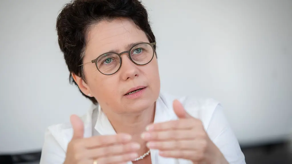 Fuer-Gentges-kommt-nur-ein-Abschuss-infrage-sollte-der-Wolf-sich-weiter-Menschen-naehern