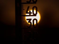 08 08 2026 Rekord Sommer Lange An Dauernde Glut Hitze Hohe Temperaturen Und Viel Zu Wenig Regen Machen Deutschland Und Europa Im Jahre 2026 Sehr Zu Schaffen Thermometer In Der Heissen Abendsonne